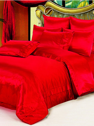 Ярко красное постельное белье из ат ...
