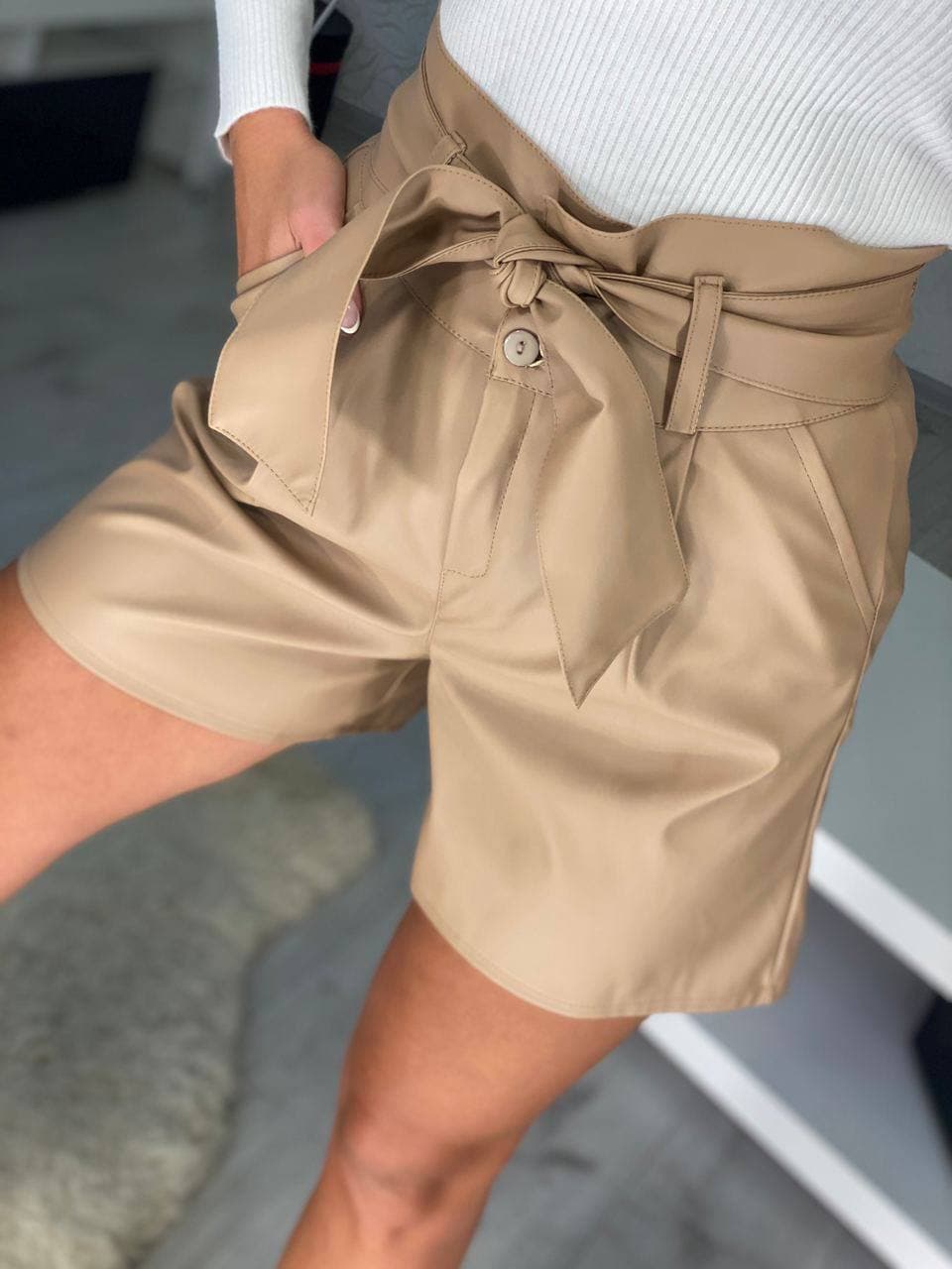 Классные женские кожаные шорты с высокой посадкой Габриэль В широком ...