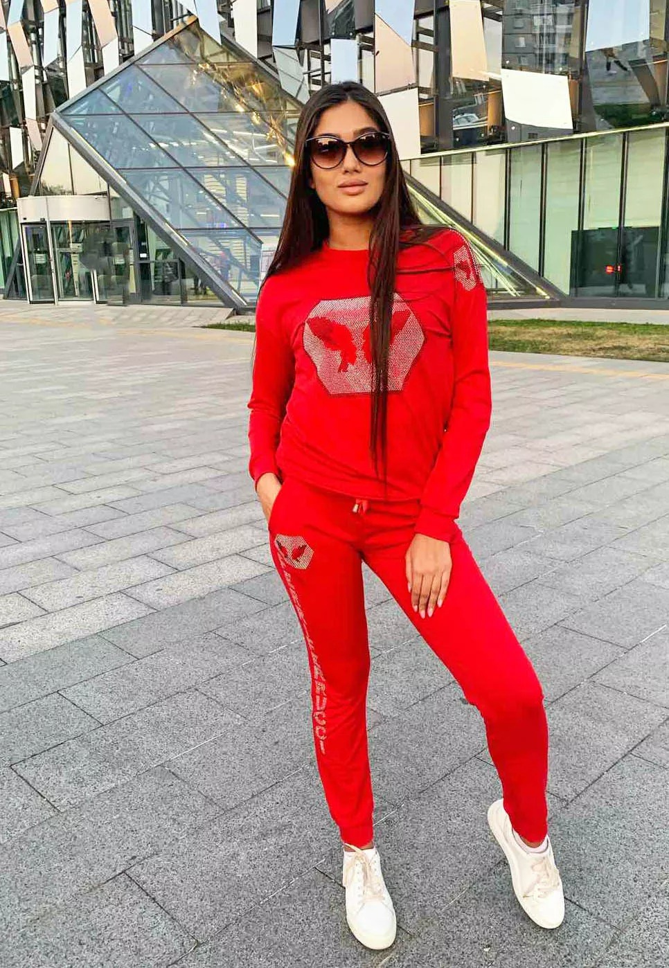 Стильний модний жіночий спортивний костюм зі страз ...
