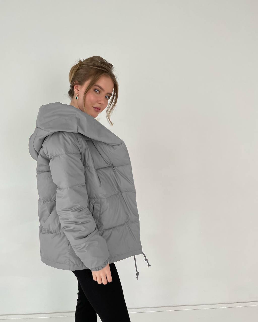 Стильна молодіжна зимова жіноча коротка куртка з к ...