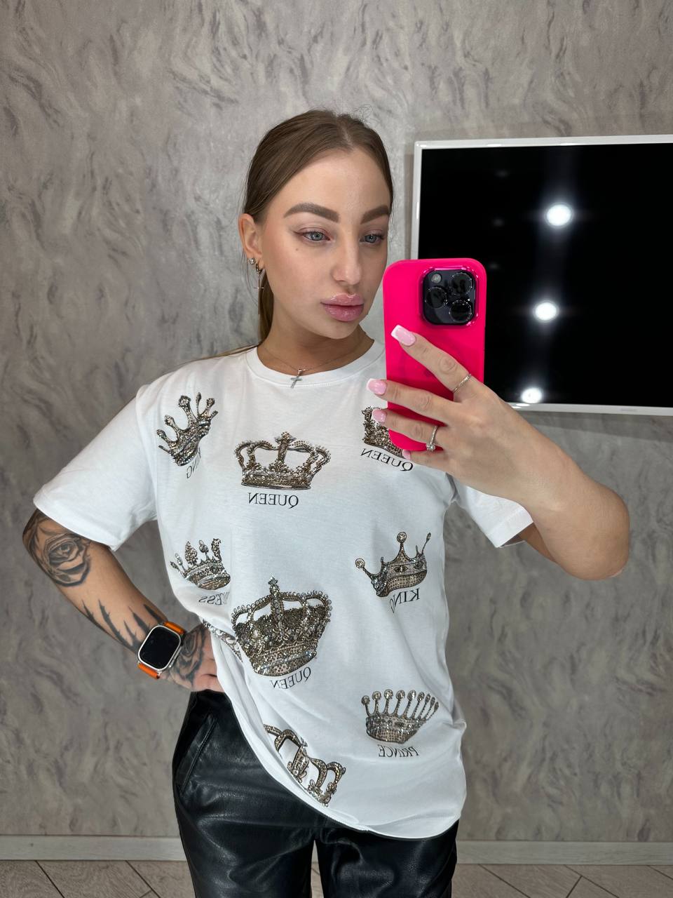 Стильна модна жіноча футболка зі стразами “Queen”