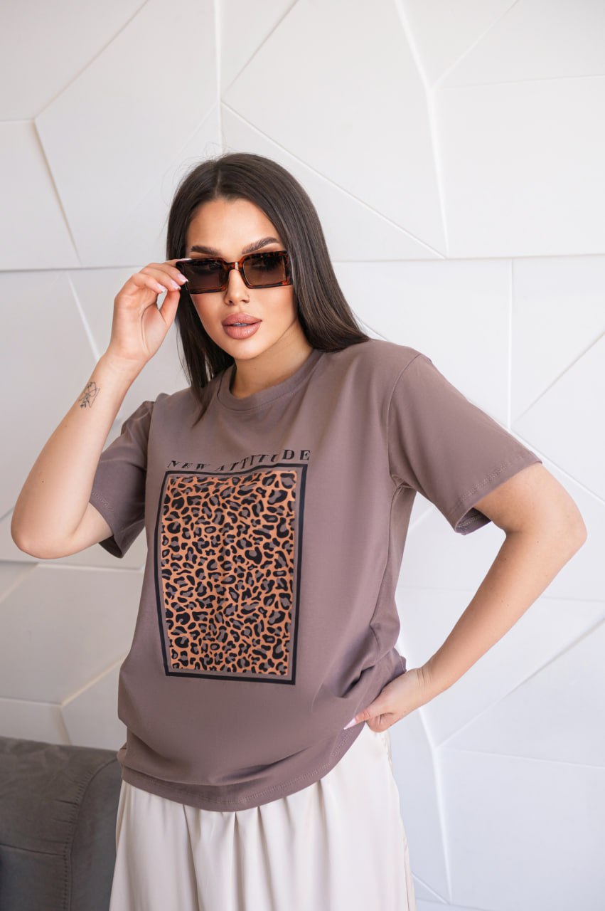 Стильна літня жіноча футболка з леопардовим принто ...