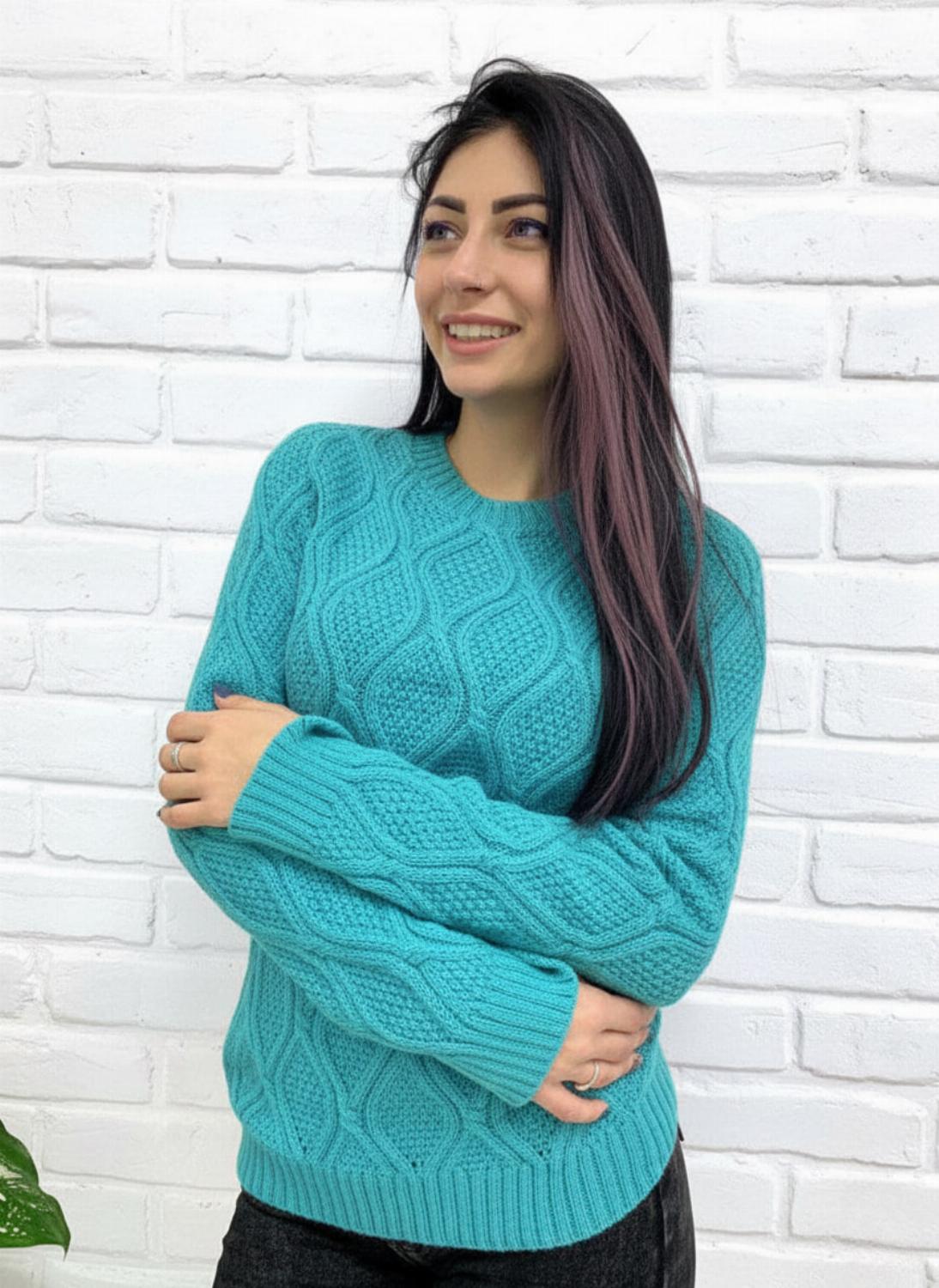 Телпый женский свитер с красивым уз ...