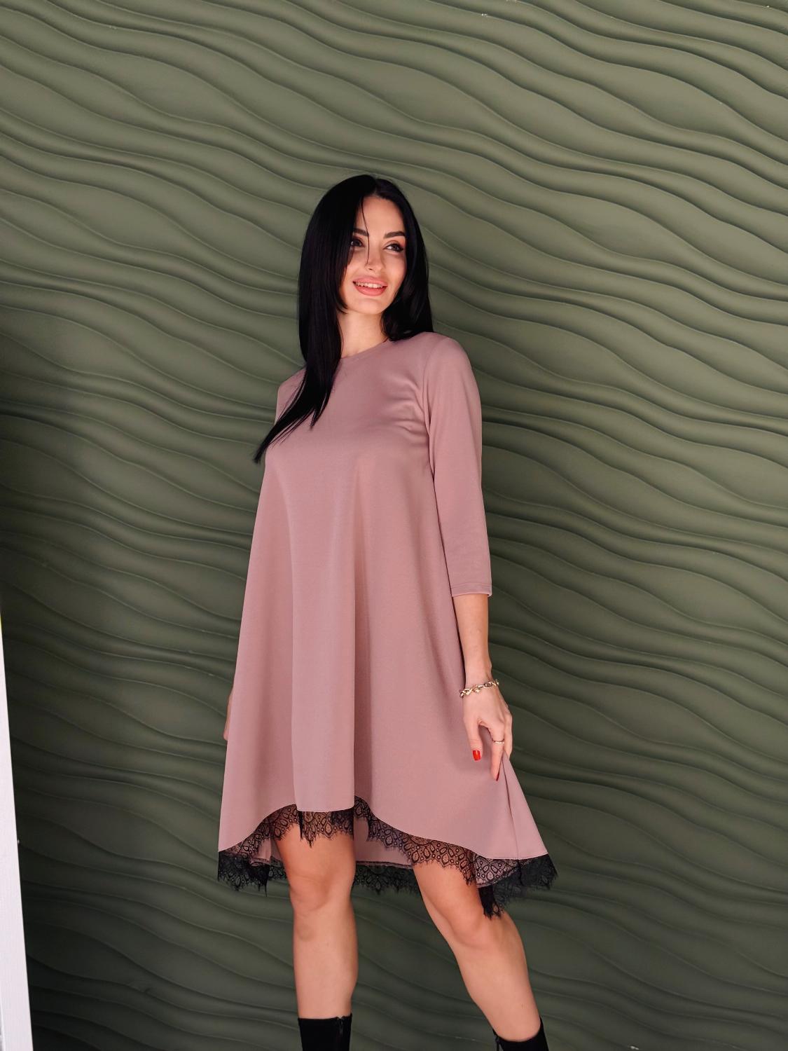 Стильна жіноча сукня-трапеція з мереживом 