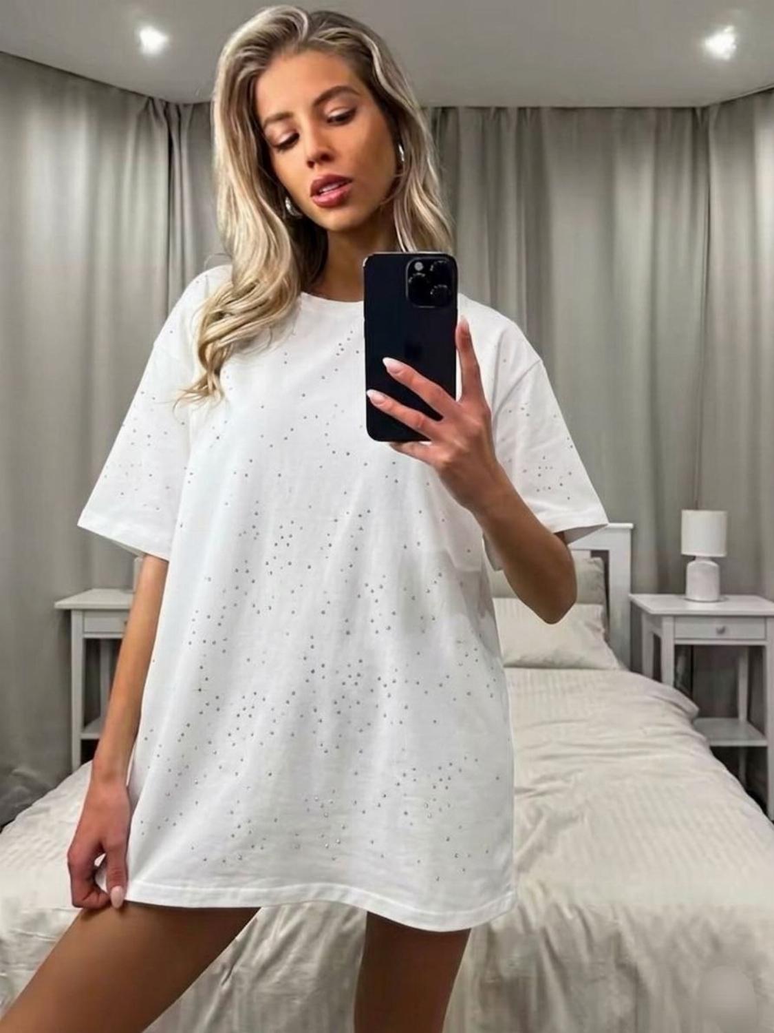 Стильна жіноча подовжена футболка зі стразами бата ...