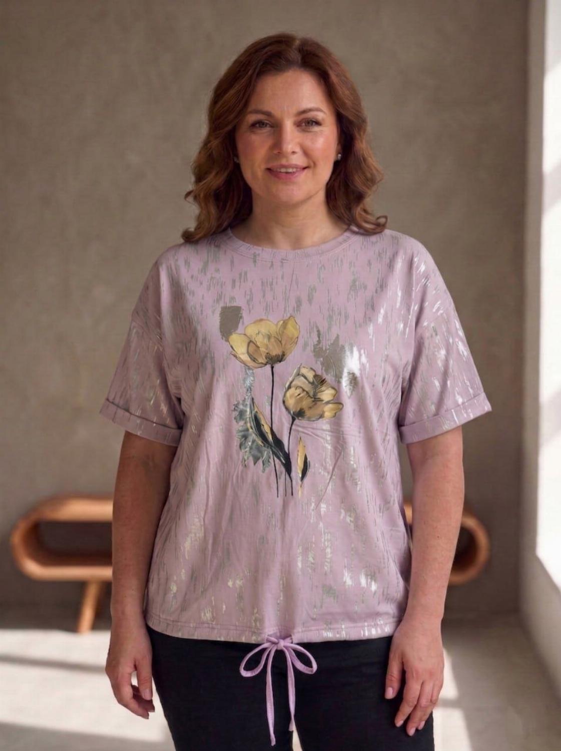 Стильна жіноча футболка з напиленням та принтом 